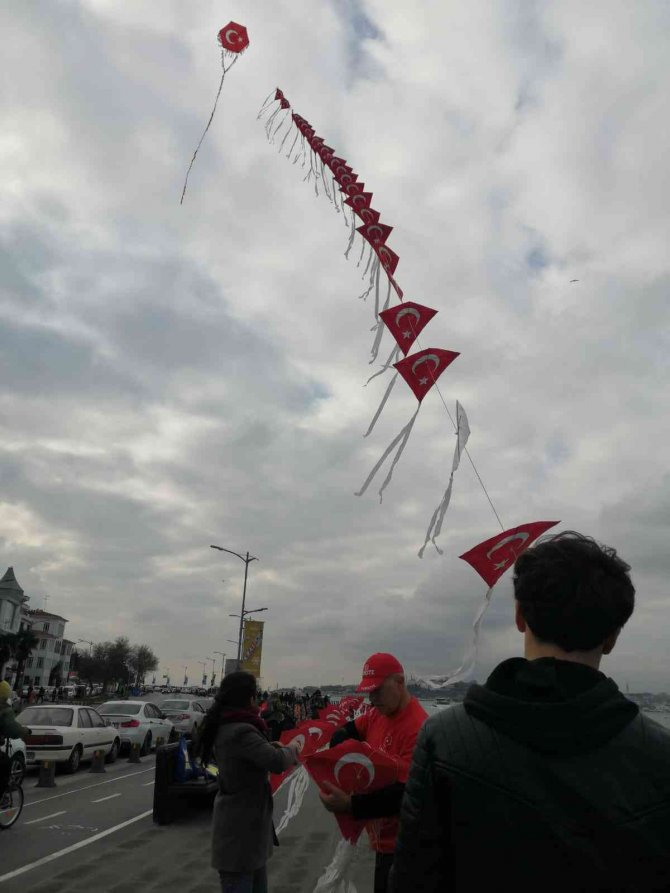 Üsküdar’da "225 Metrelik Türk Bayraklı Uçurtma Treni" Gökyüzünü Süsledi