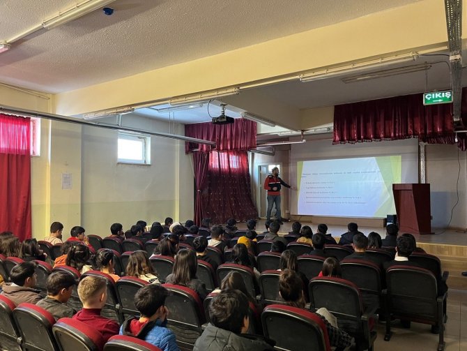 Jandarmadan Öğrencilere Zararlı Alışkanlıklarla Mücadele Eğitimi