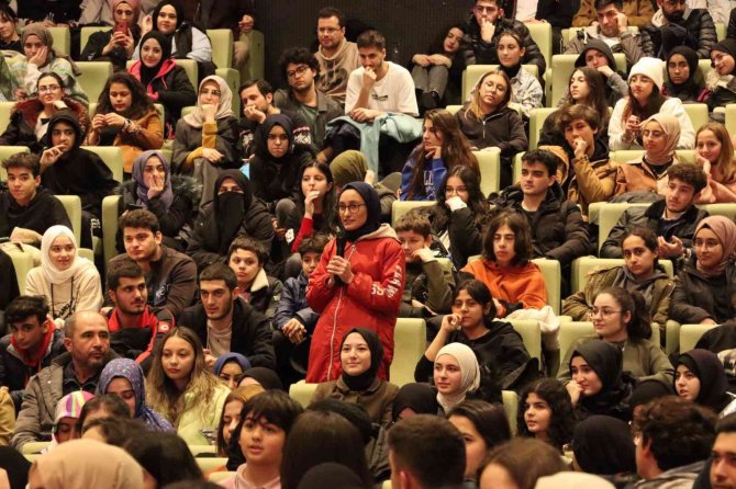 Yalova’da Öğrenciler Müftüoğlu’na Yoğun İlgi Gösterdi