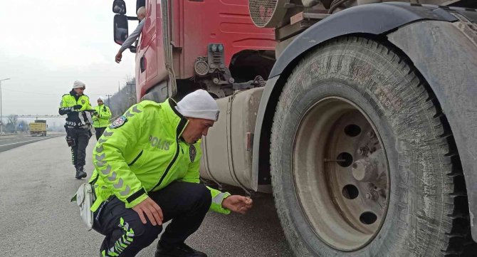Uzmanı Uyardı: Kış Lastiği İçin Karın Düşmesini Beklemeyin