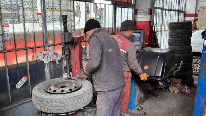Uzmanı Uyardı: Kış Lastiği İçin Karın Düşmesini Beklemeyin