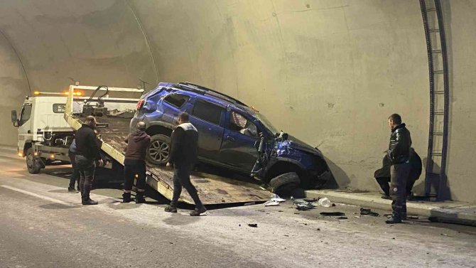 Ticari Taksi İle Otomobil Çarpıştı: 3 Yaralı