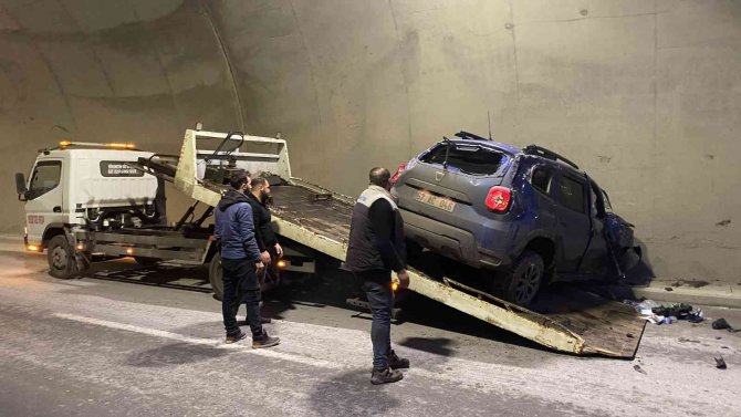 Ticari Taksi İle Otomobil Çarpıştı: 3 Yaralı