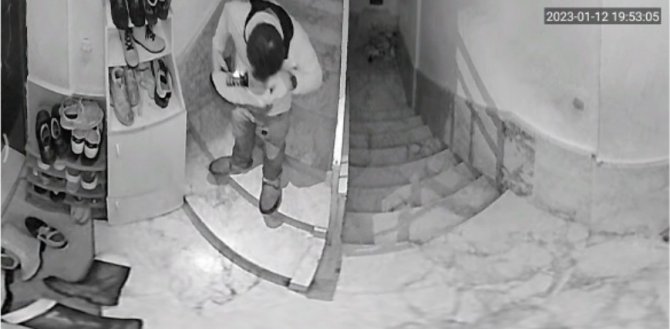 Ayakkabıları Önce Numarasına Bakıp Sonra Koklayarak Çaldı