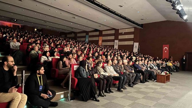 Başakşehir’de “Kumpanyada Curcuna”nın Galası Yapıldı