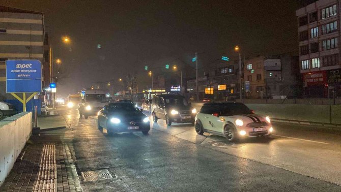 Bursa’da Makas Atan Hafif Ticari Araç, Motosikleti Altına Aldı