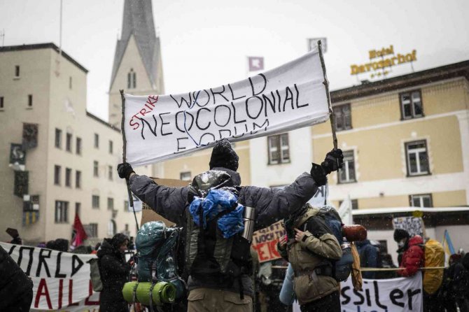 Dünya Ekonomik Forumu, Davos’ta Protesto Edildi