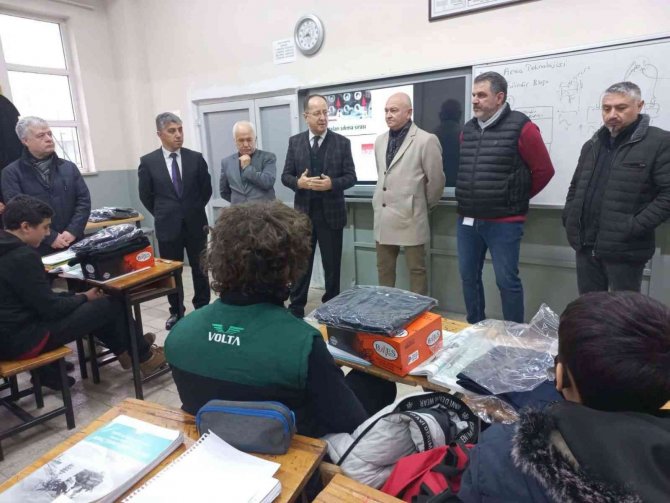 Öğrencilere İş Kıyafeti Ve Ayakkabı Hediye Edildi