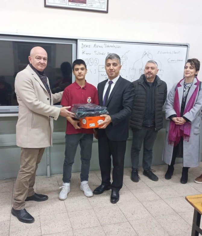 Öğrencilere İş Kıyafeti Ve Ayakkabı Hediye Edildi