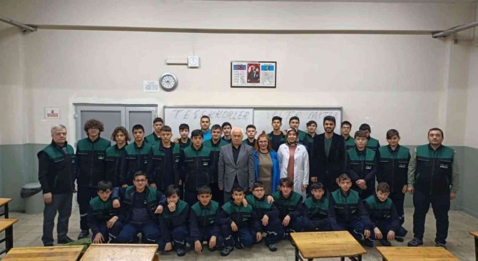 Öğrencilere İş Kıyafeti Ve Ayakkabı Hediye Edildi