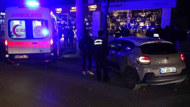 Otomobil Önce Servis Aracına, Sonra Elektrik Direğine Çarptı: 1 Yaralı