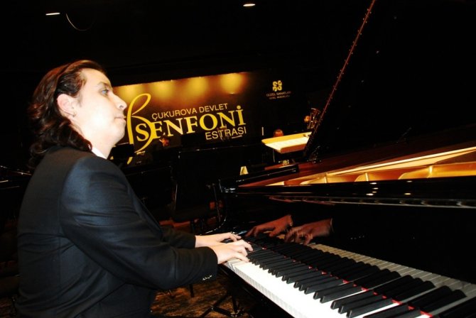 Görme Engelli Piyanist Sahnede