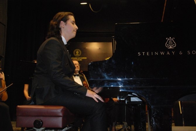 Görme Engelli Piyanist Sahnede