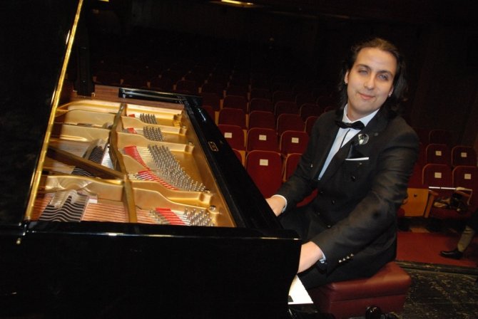 Görme Engelli Piyanist Sahnede