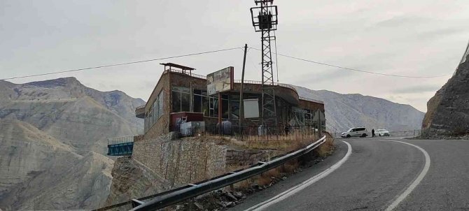 Pirinkayalar Geçidinde Korkutan Heyelan