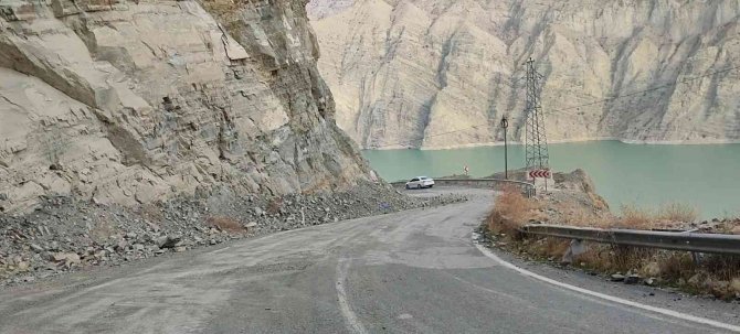 Pirinkayalar Geçidinde Korkutan Heyelan