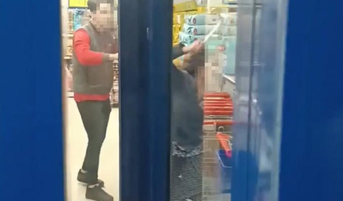 Esenyurt’ta Market Çalışanı İle Müşteri Kavga Etti, Ortalık Savaş Alanına Döndü
