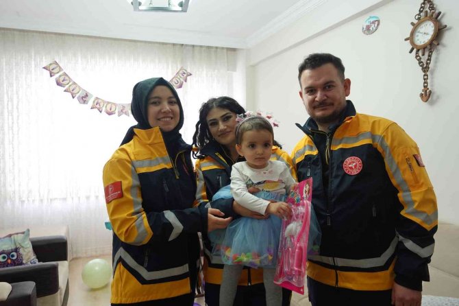 Ambulansta Doğan Almira, 2’nci Yaşını Doğumu Yaptıran Sağlık Ekibiyle Kutladı