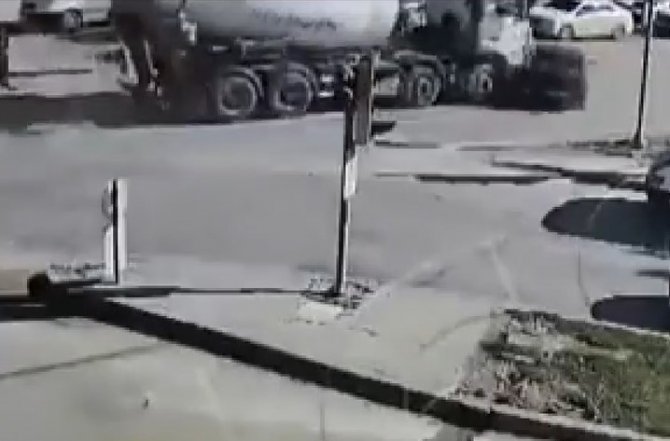 Beton Mikseri Aracı Altına Aldı