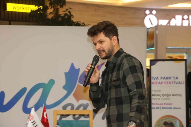 Ünlü Yazardan İmza Alabilmek İçin Uzun Kuyruklar Oluşturdular