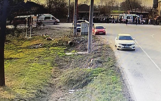 Yolcu Durağına Çarpan Otomobil İkiye Bölündü: 2 Yaralı