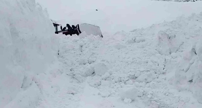 Şemdinli’de 4 Metrelik Karla Mücadele Çalışması