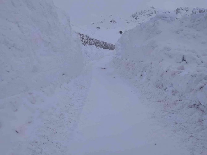 Şemdinli’de 4 Metrelik Karla Mücadele Çalışması