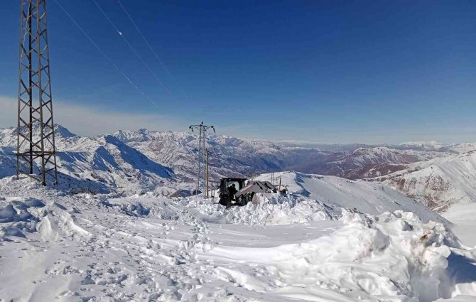 Şemdinli’nin Yüksek Rakımlı Yollarında Karla Mücadele Sürüyor