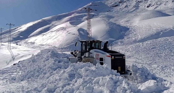 Şemdinli’nin Yüksek Rakımlı Yollarında Karla Mücadele Sürüyor