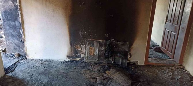 Geceyi Aydınlatan Yangında Ev Küle Döndü