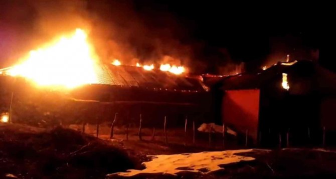 Geceyi Aydınlatan Yangında Ev Küle Döndü