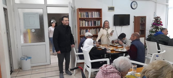 Burhaniye’de Kursiyerler Huzurevinde Yemek Verdi