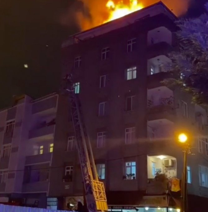 Küçükçekmece’de 5 Katlı Binanın Çatısı Alev Alev Yandı
