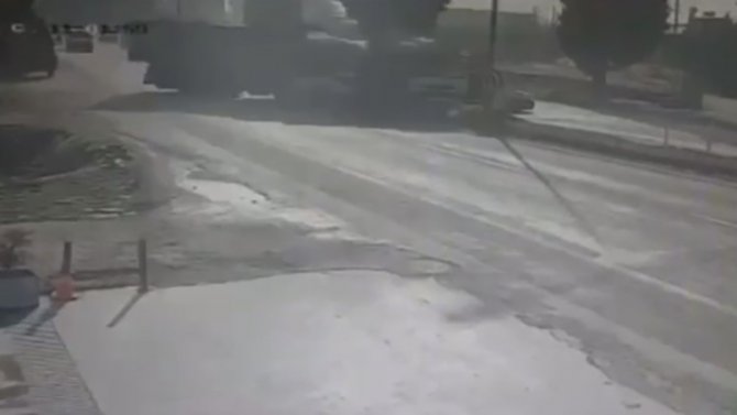 İ̇zmir’de Tır İle Kamyonun Çarpıştığı Feci Kaza Kamerada