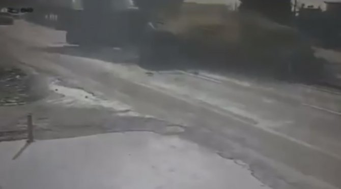 İ̇zmir’de Tır İle Kamyonun Çarpıştığı Feci Kaza Kamerada
