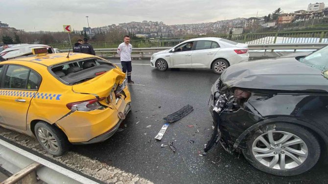 İ̇stanbul’da 5 Araçlı Zincirleme Kaza: Libyalı Kadın Sürücü Şok Yaşadı