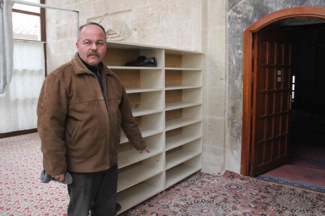 Polis, 10 Günlük Bebeği Cami Kapısına Terk Eden Anneyi Arıyor