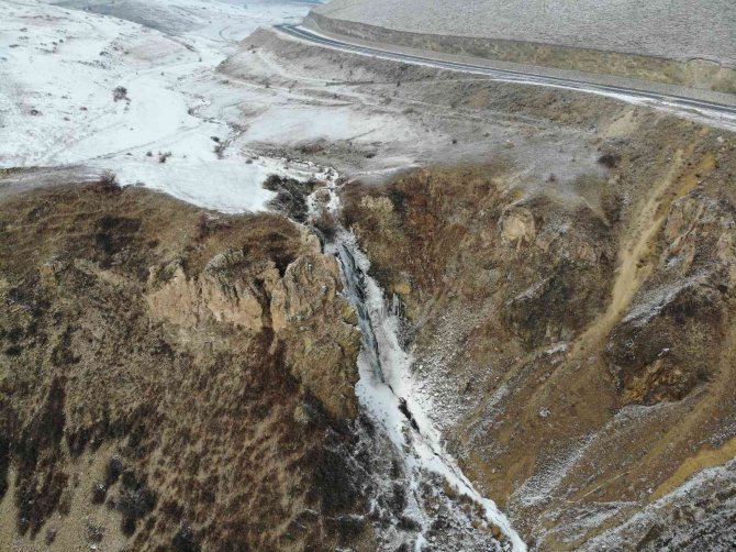Kars’ın Soğuğu Şelale Dondurdu