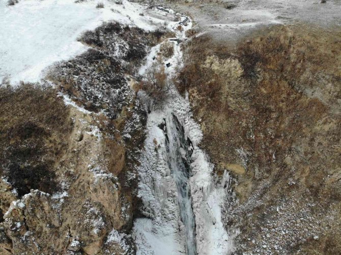 Kars’ın Soğuğu Şelale Dondurdu