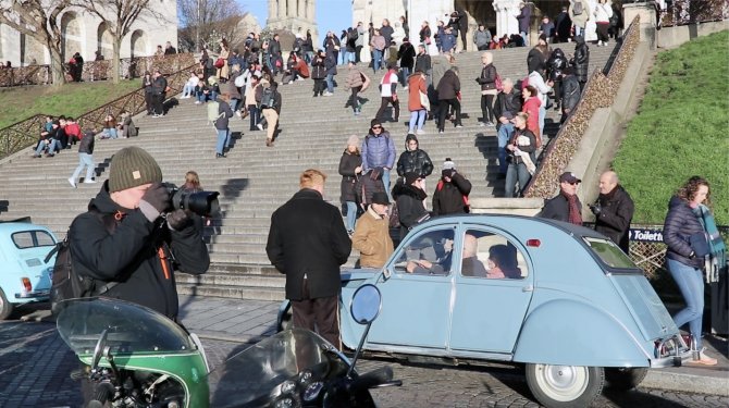 Klasik Arabalar Paris Sokaklarında Tur Attı