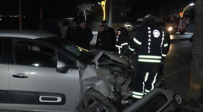 Otomobil Önce Servis Aracına, Sonra Elektrik Direğine Çarptı: 1 Yaralı