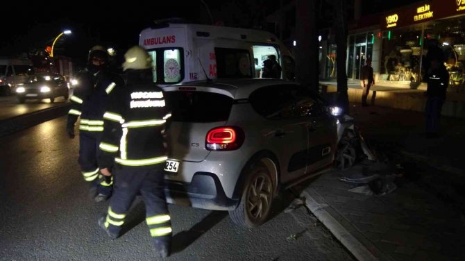 Otomobil Önce Servis Aracına, Sonra Elektrik Direğine Çarptı: 1 Yaralı
