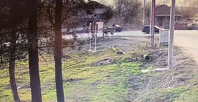Yolcu Durağına Çarpan Otomobil İkiye Bölündü: 2 Yaralı