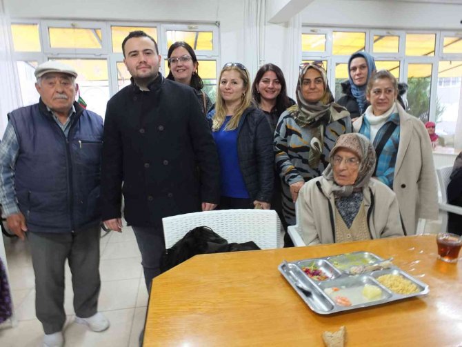 Burhaniye’de Kursiyerler Huzurevinde Yemek Verdi