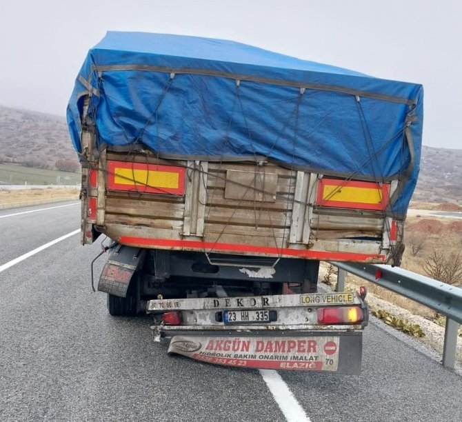 Otomobil İle Tır Çarpıştı: 2 Yaralı