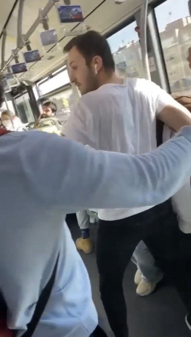 Metrobüste Gözlük Kavgası