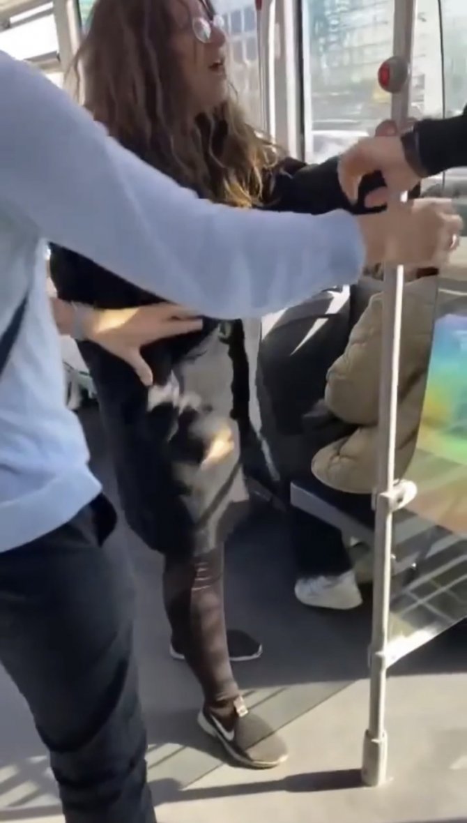 Metrobüste Gözlük Kavgası