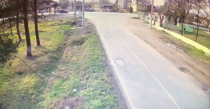 Yolcu Durağına Çarpan Otomobil İkiye Bölündü: 2 Yaralı