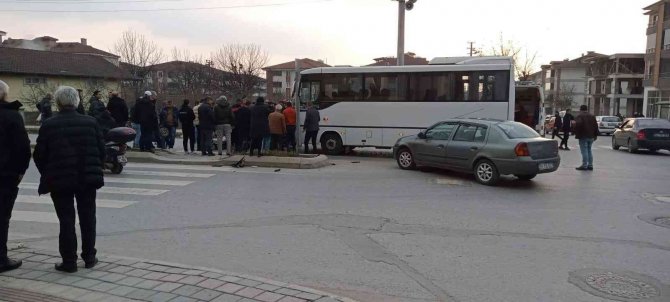 Servis Otobüsü İle Motosiklet Çarpıştı: 1 Yaralı
