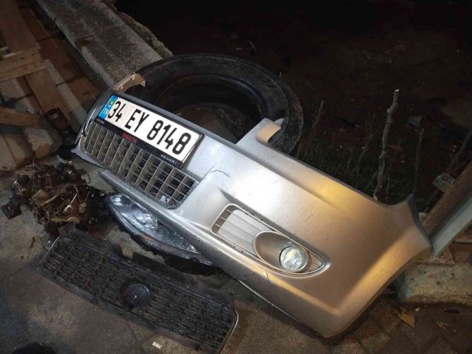 Sancaktepe’de Kontrolden Çıkan Otomobil Şarampole Düştü: 2 Yaralı